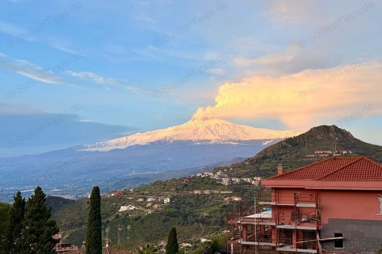 Sonnenaufgang über dem Ätna in Taormina auf Sizilien
