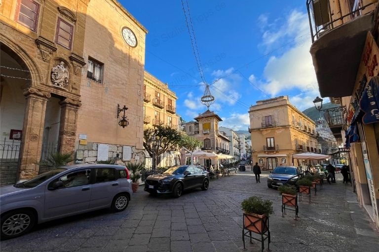 Gebäude in der Altstadt von Cefalù unter blauem Himmel