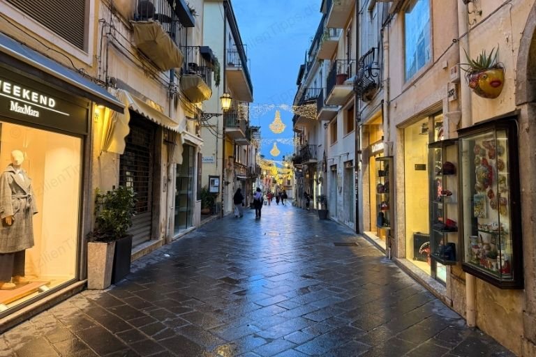 Gebäude mit Schaufenstern an einer Straße in Taormina