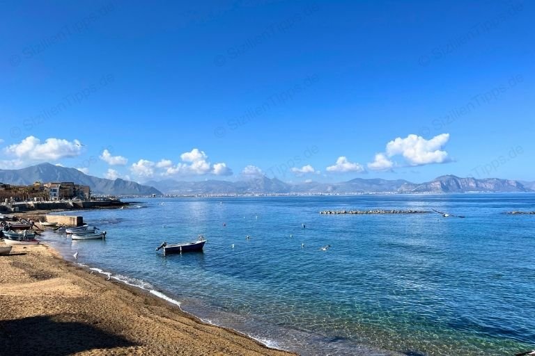 Ein Sandstrand am Meer in Bagheria