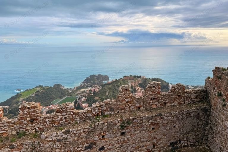 Blick von der Mauer des Castello di Taormina auf das Meer