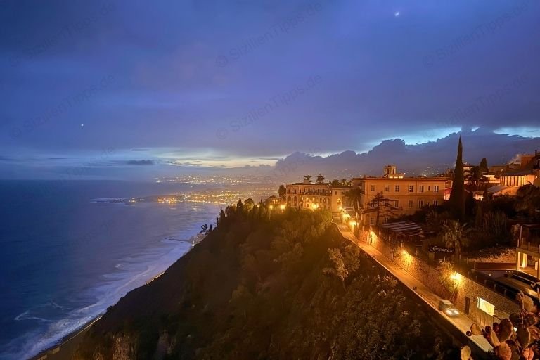 Aussicht auf das Meer und den Ätna am Abend
