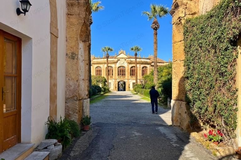 Der Weg zur Villa Palagonia bei Sonnenschein