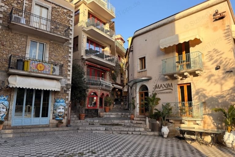 Ein Platz inmitten von Gebäuden in Castelmola