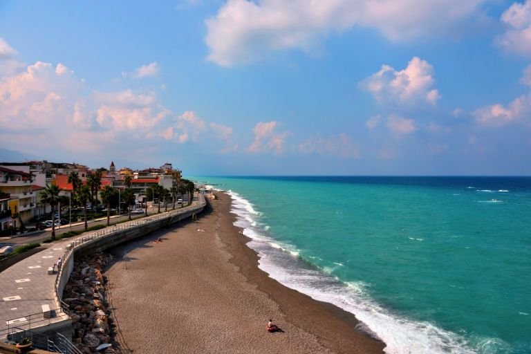 Luftaufnahme des Strandes von Capo d'Orlando auf Sizilien