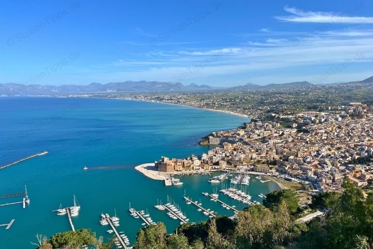 Panoramablick auf den Hafen und die Altstadt von Castellammare del Golfo