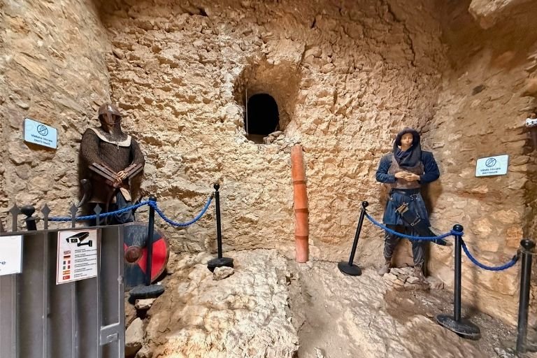 Ritterrüstungen, die in einer Höhle ausgestellt sind