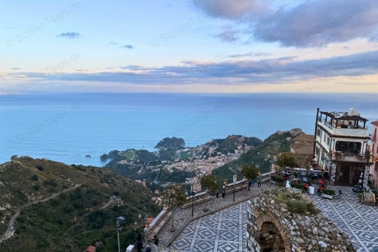 Blick über die Piazza Sant'Antonio in Castelmola bei Sonnenuntergang