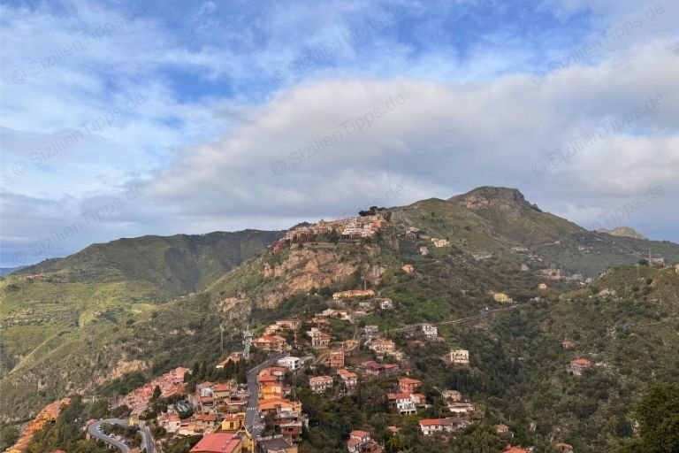 Bunte Häuser auf einem Hügel in Castelmola