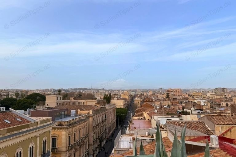 Die Dächer Catanias und der Ätna unter blauem Himmel