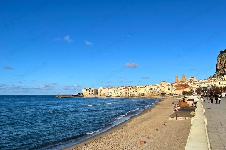 Strand, Meer und Promenade mit Cefalù im Hintergrund