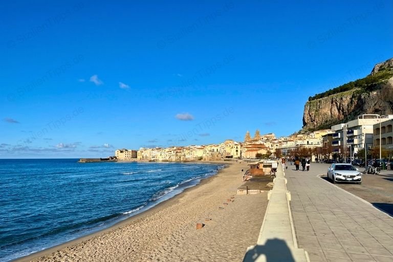 Meer, Sandstrand und Promenade in Cefalù