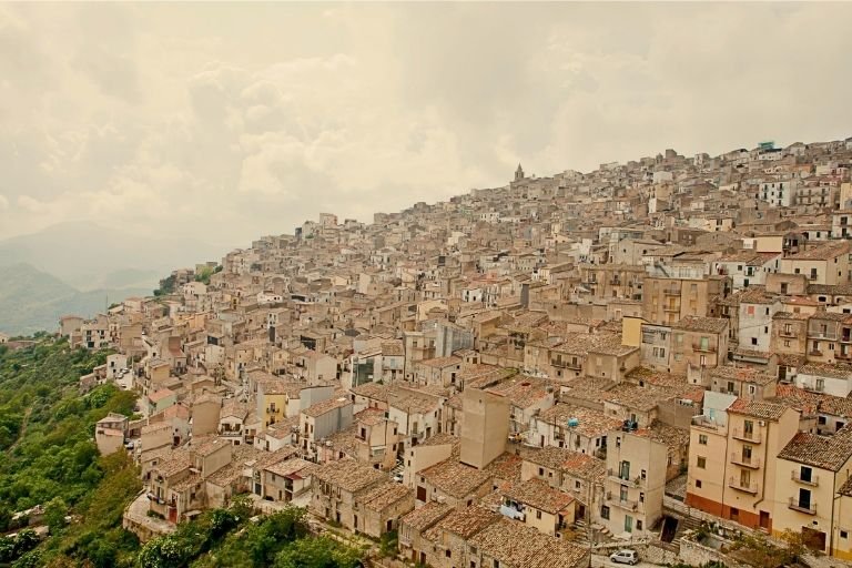 Lauftaufnahme von Corleone auf Sizilien