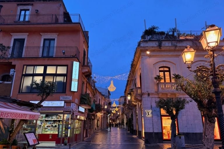 Gebäude und eine Straße im Abendlicht in Taormina