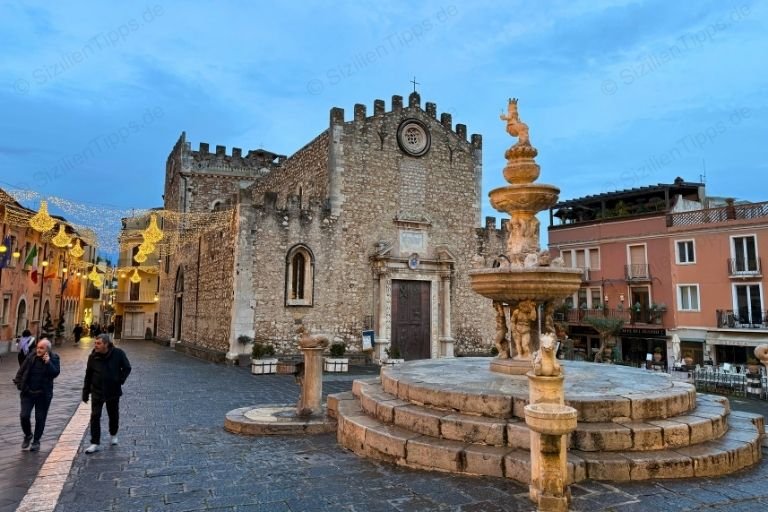 Ein Springbrunnen vor einer Kirche in Taormina.