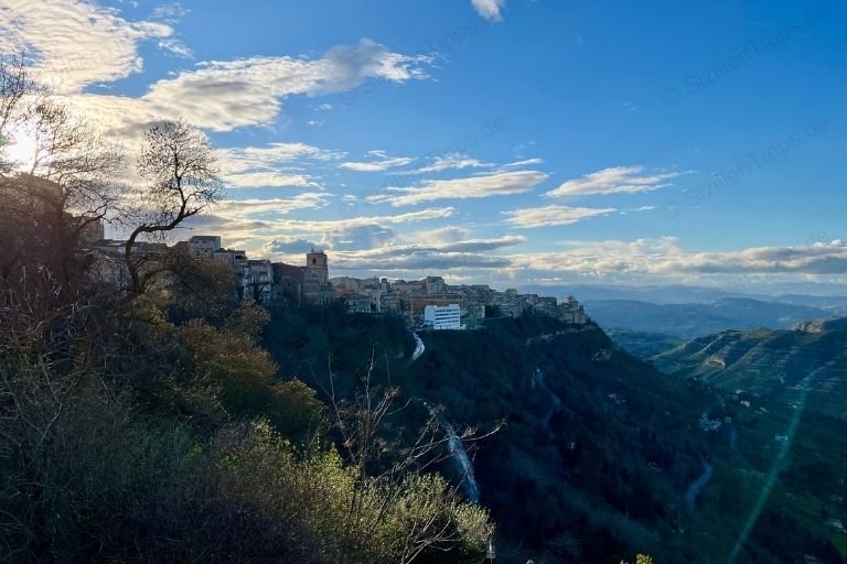 Die Stadt Enna auf einem Berg unter leicht bewölktem Himmel