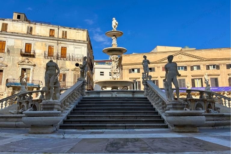 Der Brunnen Fontana Pretoria in Palermo unter blauem Himmel