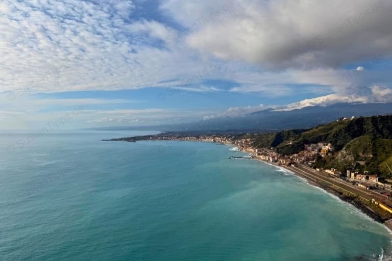 Eine Küste mit einer Landzunge an einem türkisen Meer