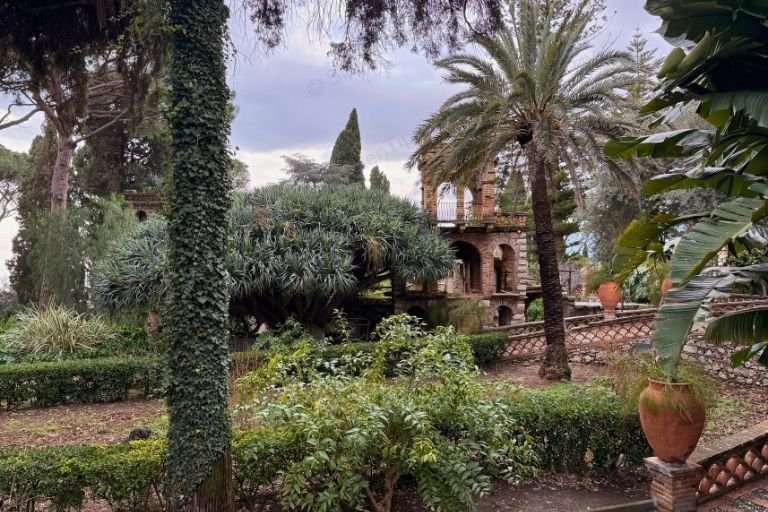Bäume und Sträucher in der Villa Comunale in Taormina