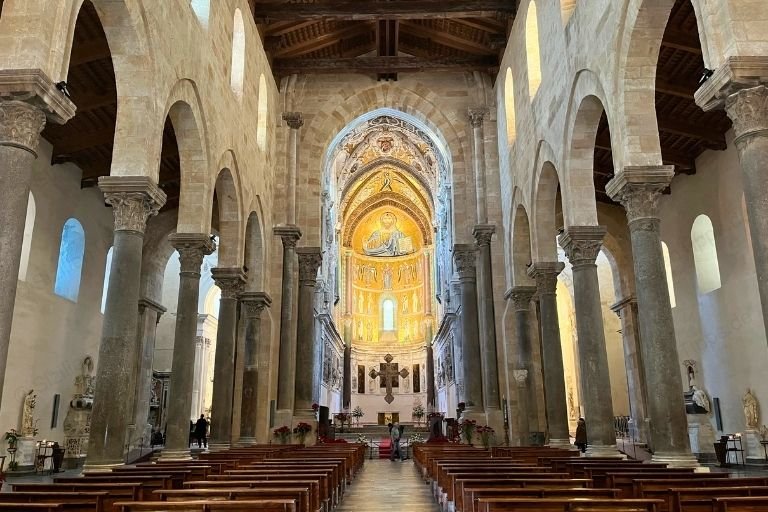 Bänke und Säulen in der Kathedrale von Cefalù