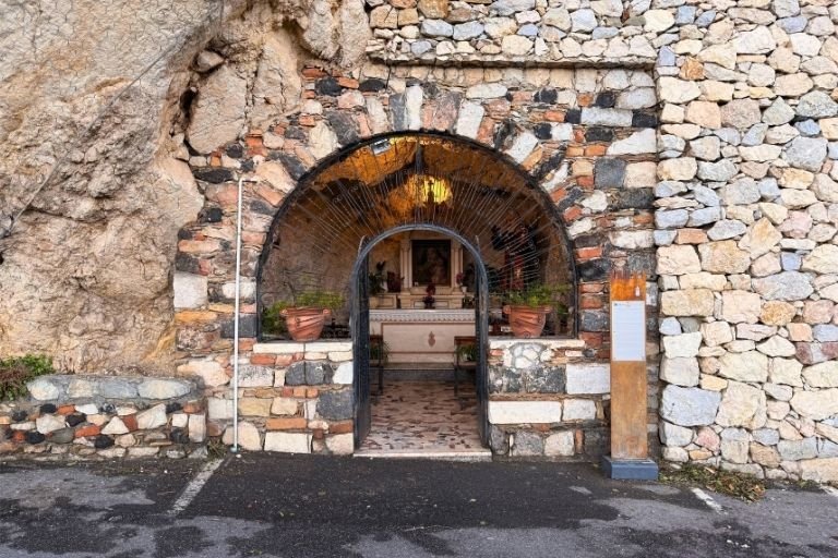 Eine Kapelle in einer kleinen Höhle
