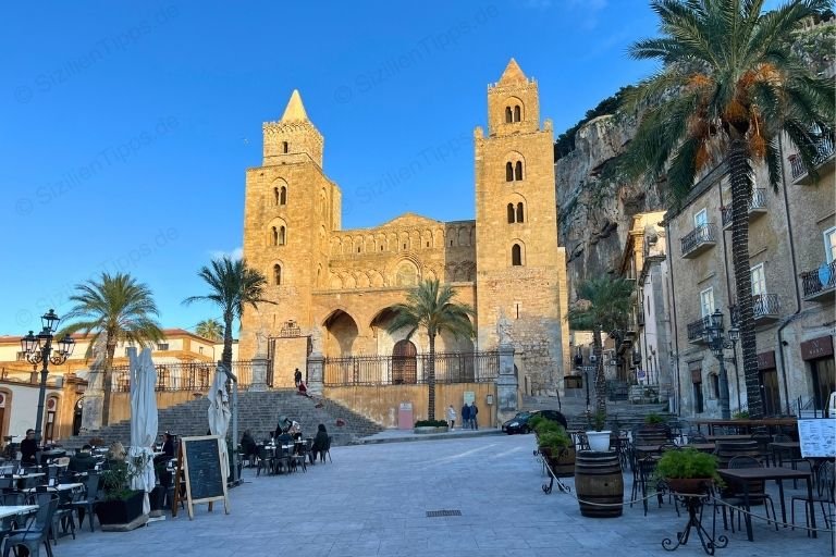Die Kathedrale von Cefalù unter strahlend blauem Himmel