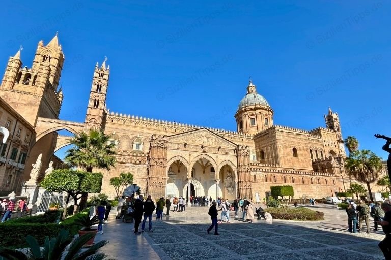 Die Kathedrale von Palermo unter blauem Himmel