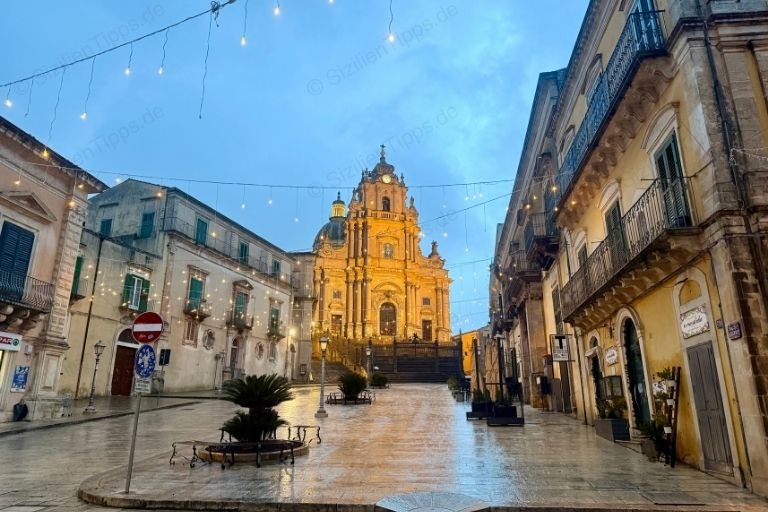 Die erleuchtete Kathedrale von Ragusa Ibla in der Abenddämmerung