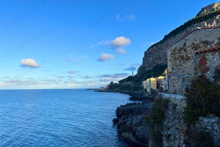 Blick über das Meer, die Klippen und den Leuchtturm von Cefalù