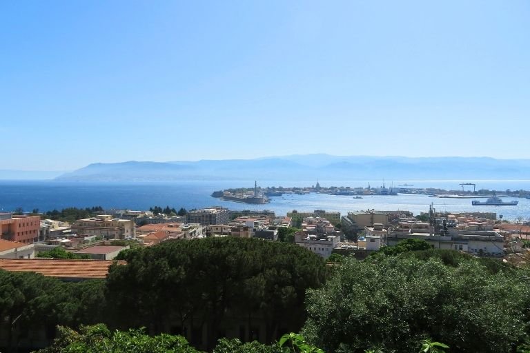 Strahlend blauer Himmel über der Straße von Messina