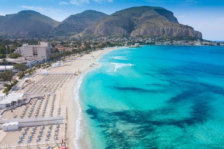 Der weiße Sandstrand und das Meer in Mondello