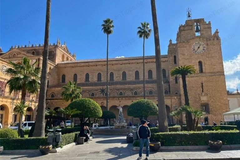 Büsche und Palmen auf einem Platz vor der Kathedrale von Monreale