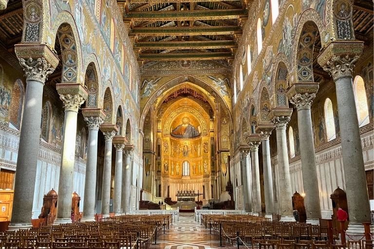 Bänke und Säulen im Inneren der Kathedrale von Monreale