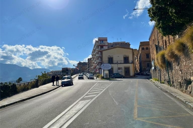 Eine Straße führt bergauf ins Dorf Monreale