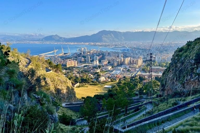 Der geschwungene Weg zum Monte Pellegrino mit Palermo im Hintergrund