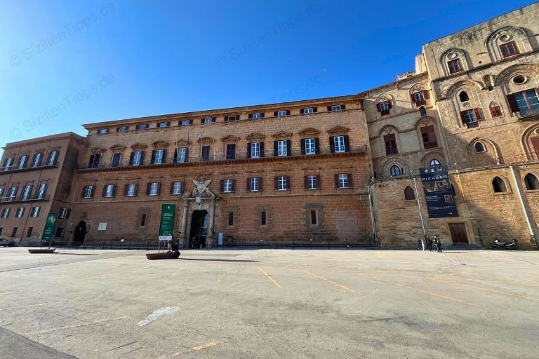 Der Normannenpalast in Palermo unter strahlendblauem Himmel