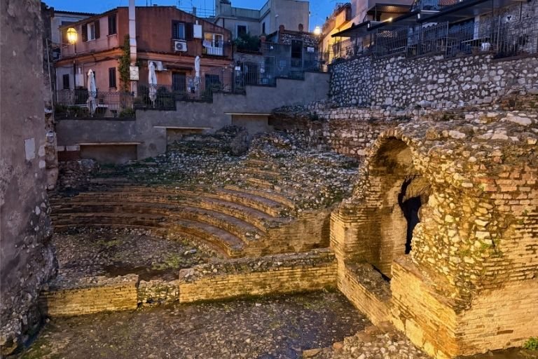Kleine beleuchtete Theaterruine in Taormina