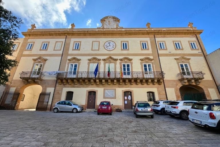 Autos parken vor dem Palazzo Butera in Bagheria