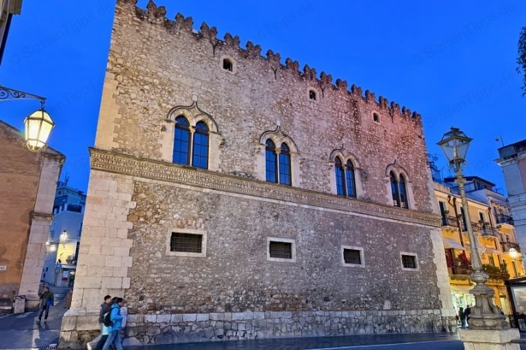 Ein Gebäude unter blauem Himmel in Taormina