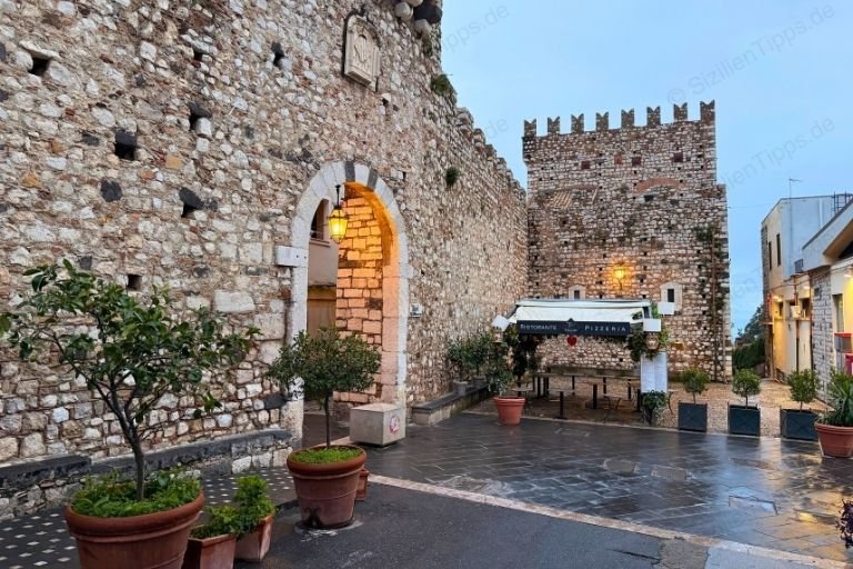 Eine Stadtmauer und ein Palazzo in Taormina