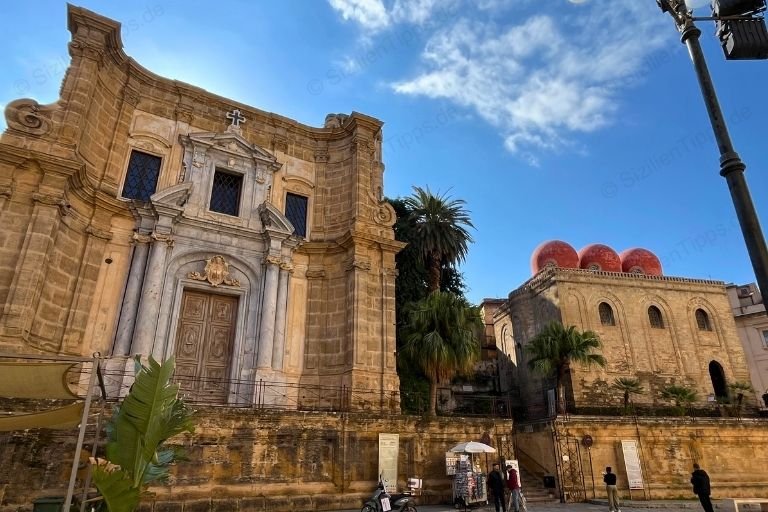 Blick auf die benachbarten Kirchen La Martorana und Chiesa di San Cataldo in Palermo