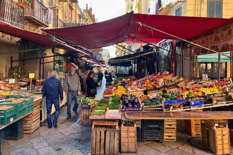 Marktstände mit Obst und Gemüse auf einem Markt in Palermo