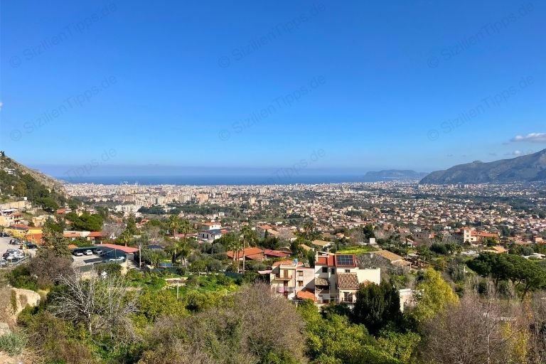 Panorama von Palermo unter blauem Himmel