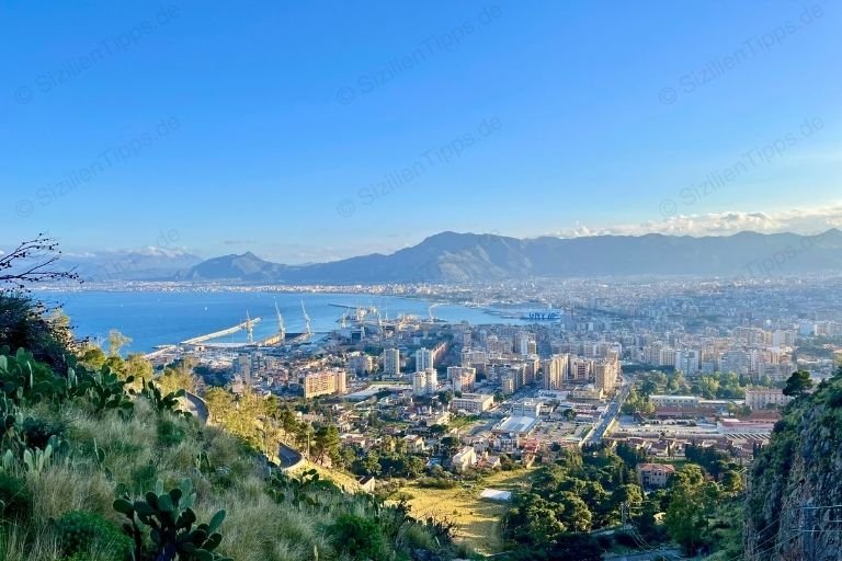 Blick auf Palermo unter blauem Himmel