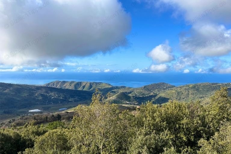 Blick über Bäume und Berge im Parco delle Madonie