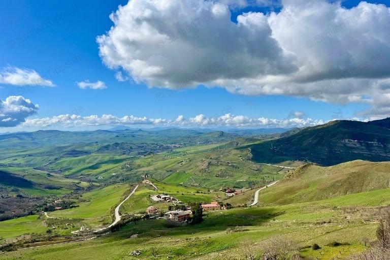 Grüne Hügel unter leicht bewölktem Himmel im Park der Madonien auf Sizilien