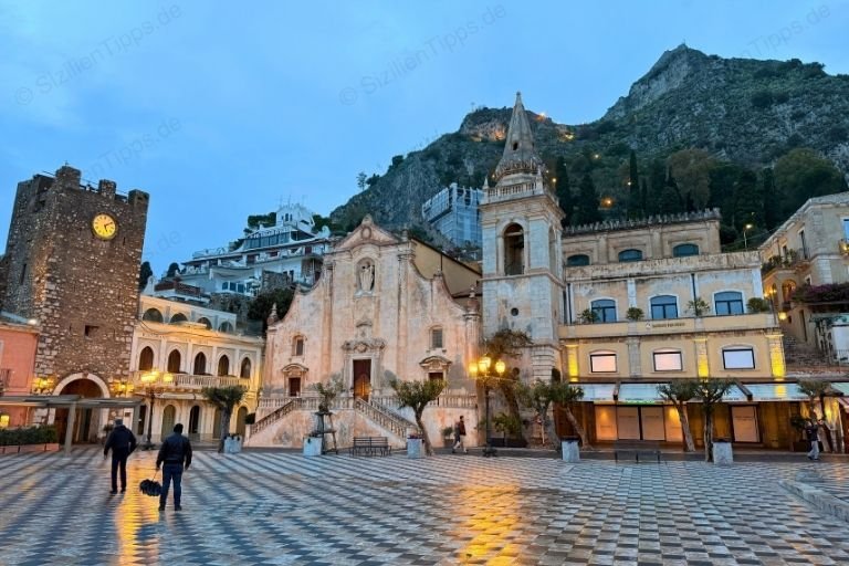 Beleuchtete Gebäude an einem Platz vor einem Berg in Taormina