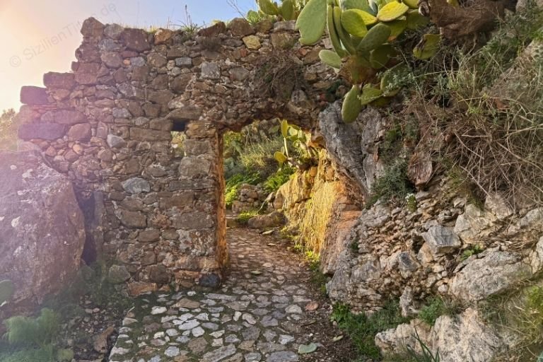 Ein steinerner Torbogen im Sonnenlicht