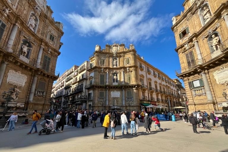 Verzierte Häuserfronten an der Piazza Quattro Canti in Palermo
