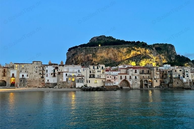 Panorama von Cefalù und seinem Hausberg bei Sonnenuntergang